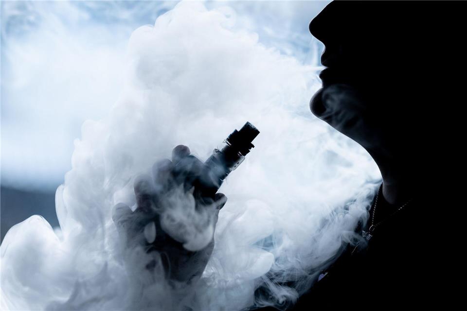 Die Flüssigkeiten können laut Polizei in E-Zigaretten konsumiert werden - und sind bei Jugendlichen beliebt. (Symbolbild)Silas Stein/dpa