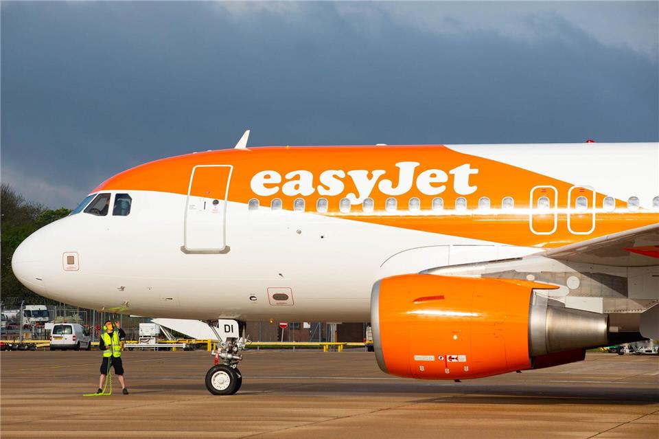Die Fluggesellschaft Easyjet hat einen Piloten freigestellt, weil er angeblich betrunken und nackt in einer Hotelbar umherirrte. (Symbolbild)David Parry/PA Wire/dpa