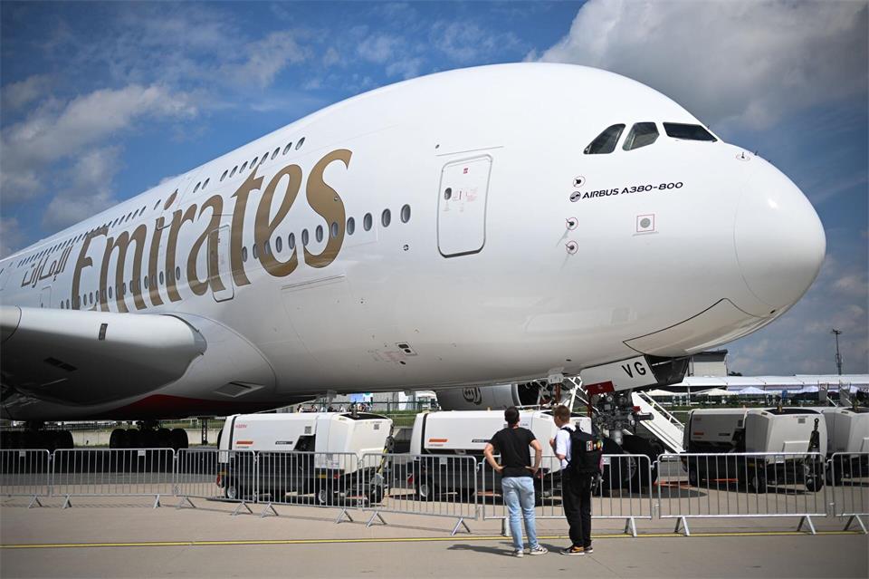 Die Fluggesellschaft Emirates präsentierte in den vergangenen Jahren bei der Internationalen Luft- und Raumfahrtausstellung (ILA) am Flughafen Berlin-Brandenburg eine ihrer Maschinen - künftig darf die Airline den Flughafen auch tatsächlich ansteuern. (Archivbild)Sebastian Gollnow/dpa