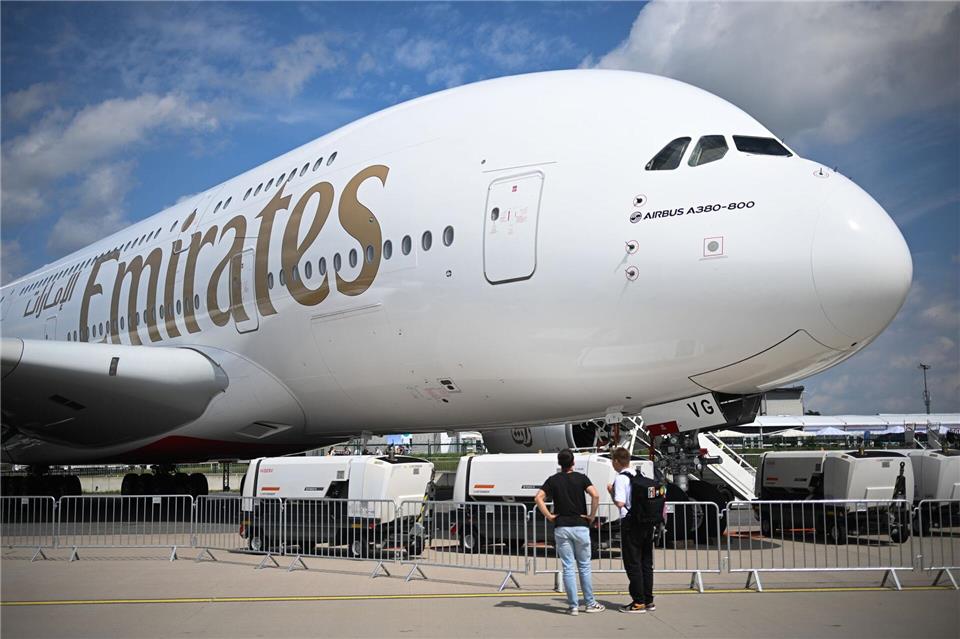 Die Fluggesellschaft Emirates würde gerne nach Berlin fliegen, will dafür aber keinen ihrer bisherigen deutschen Ziele aufgeben. (Archivbild)Sebastian Christoph Gollnow/dpa