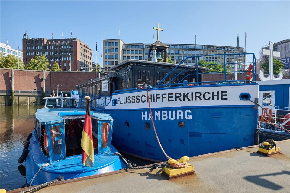 Die Flussschifferkirche in Hamburg ist die einzige Kirche mit einem festen Liegeplatz. Georg Wendt/dpa