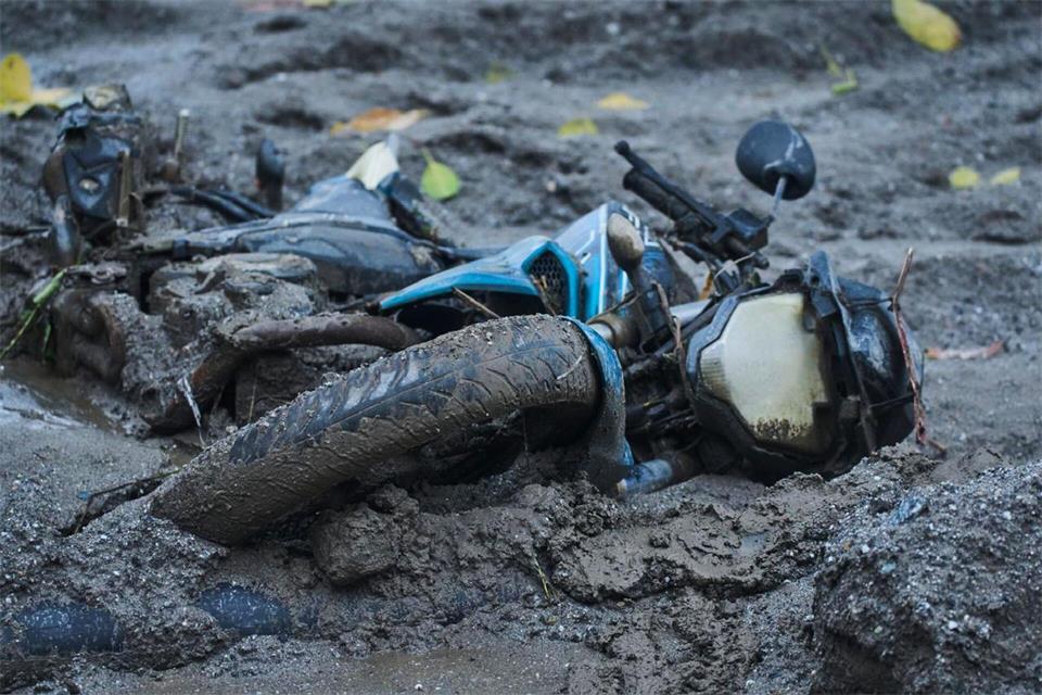 Die Flut hat alles mitgerissen, was ihr im Weg stand.Niranjan Shrestha/AP/dpa