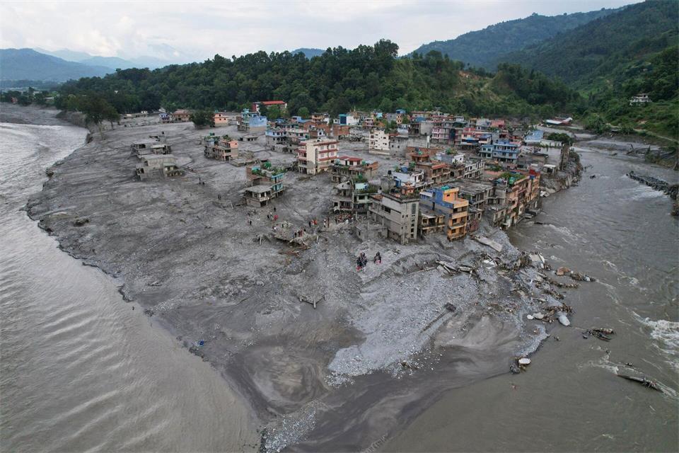 Die Flut hatte ganze Ortschaften verwüstet. Rajesh Kumar Singh/AP/dpa