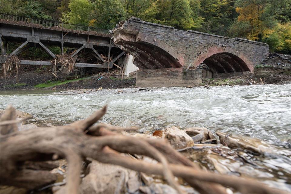 Die Flutkatastrophe zerstörte auch Gleise und Brücken. (Archivbild)Boris Roessler/dpa