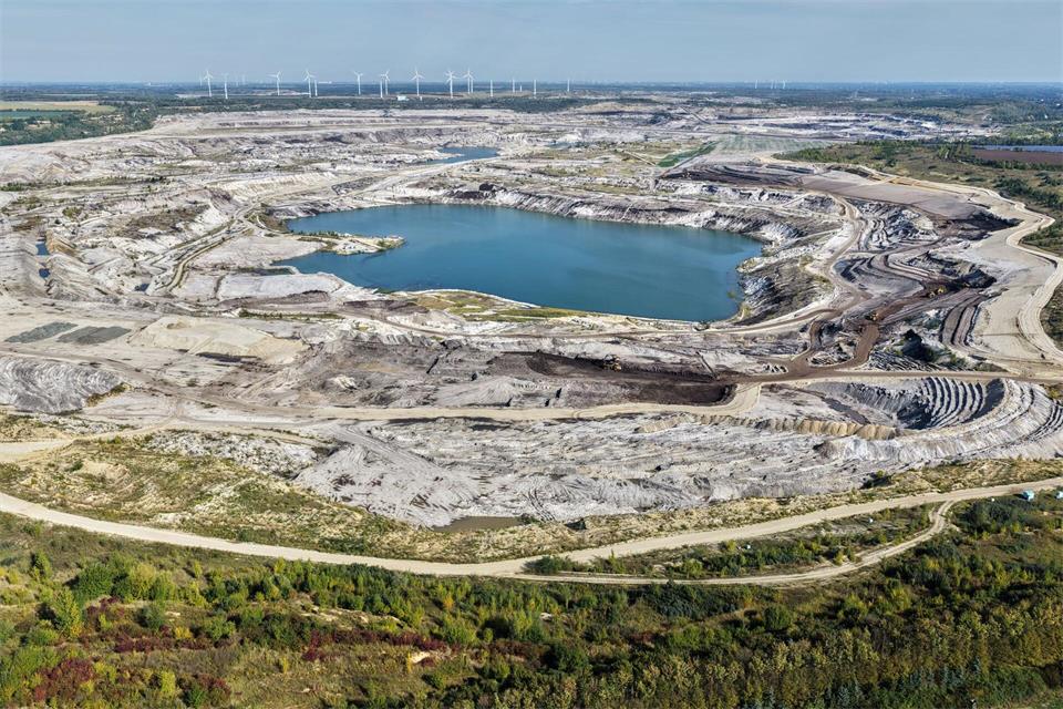 Die Flutung der künftigen Bergbaufolgeseen beginnt bereits parallel zum noch laufenden Kohleabbau, so der Sprecher des Bergbauunternehmens Mibrag.Jan Woitas/dpa