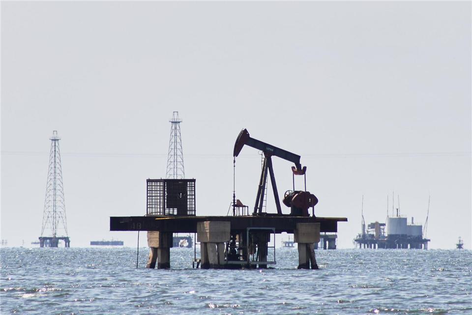 Die Förderung von Öl und Gas heizt das Klima weiter an – und ist dennoch weiter stark verbreitet oder wird wie von US-Präsident Donald Trump sogar noch vorangetrieben.Edgar Frias/AP/dpa