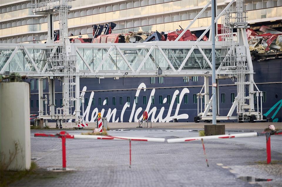 Die Folgen der Kollision sind deutlich sichtbar: Die „Mein Schiff 3“ muss nach dem Zusammenstoß in Bremerhaven zur Reparatur in die Werft.Sina Schuldt/dpa