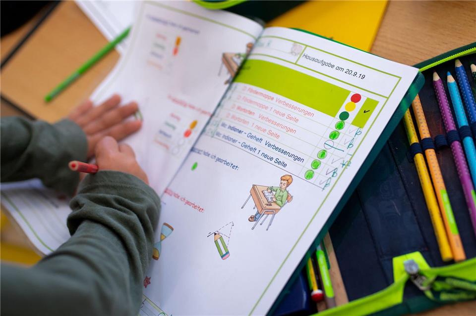 Die Folgen des Stellenmoratoriums sind teils größere Klassen und der Wegfall von Wahlfächern und AGs. (Symbolbild)Sven Hoppe/dpa