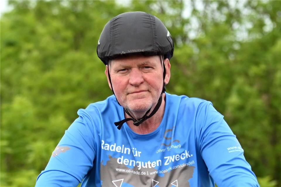 Die Folgen seiner Krebserkrankung schränken ihn ein - doch Radfahren tut ihm gut, solange er sich nicht überanstrengt. Federico Gambarini/dpa
