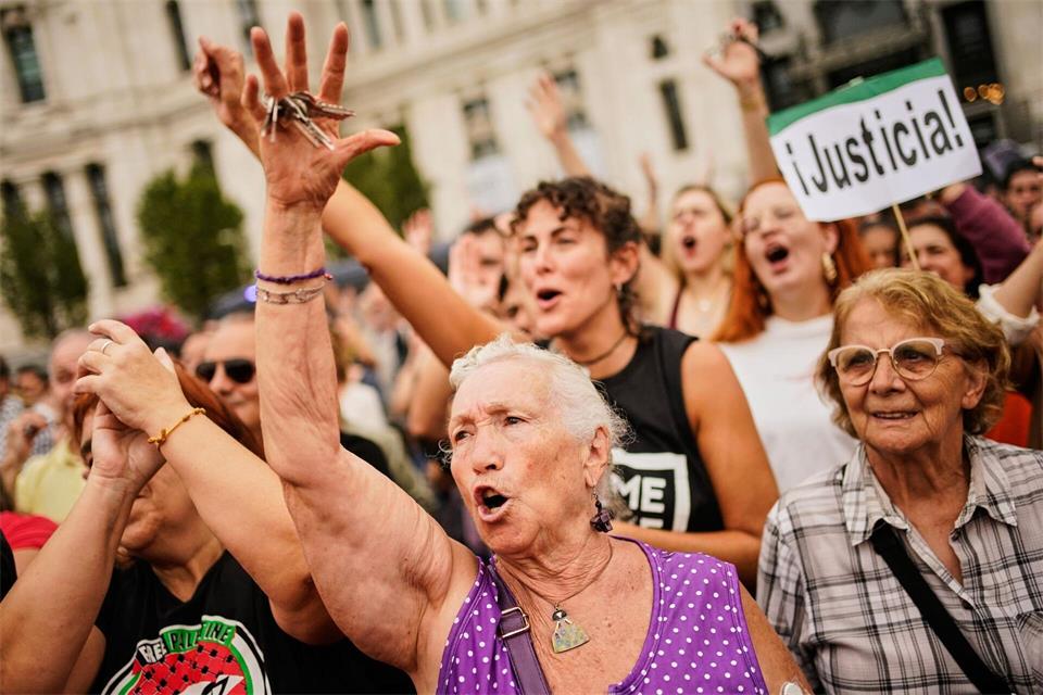 Die Forderung vieler Menschen: dass bezahlbarer Wohnraum geschaffen wird. (Archivbild)Bernat Armangue/ZUMA Press Wire/AP/dpa