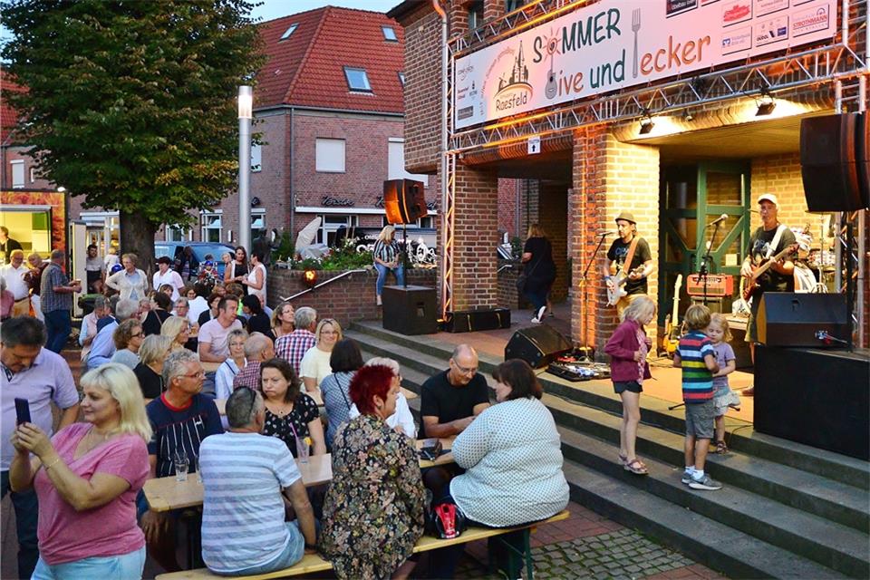 Die Formation „Opa kommt“ machte am Rathaus Musik.