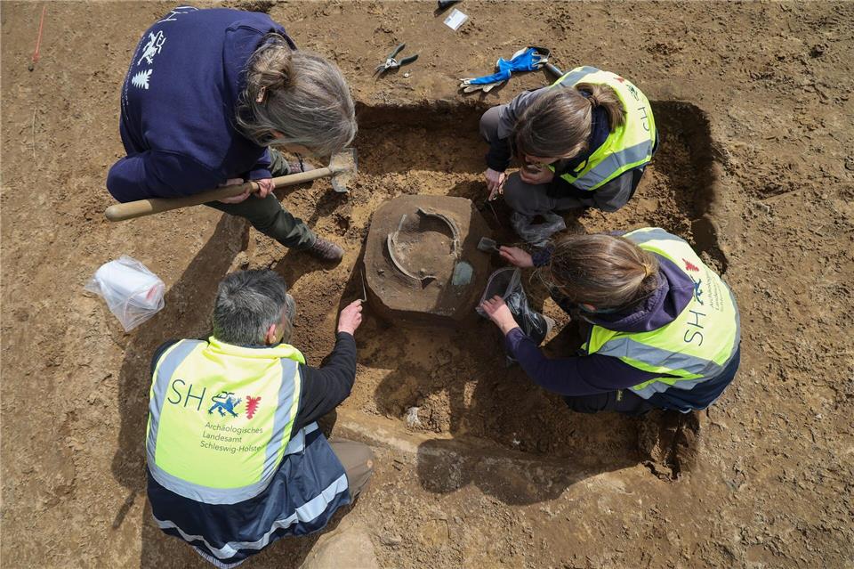 Die Forscher stießen auf Fragmente eines Bronzekessels mit markanten Henkelansätzen und weitere Gefäßteile.Christian Charisius/dpa