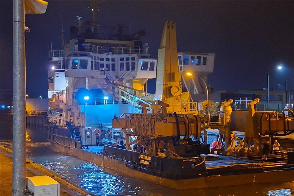Die „Fortuna B“ liegt im Hafen von Cuxhaven. Eines der beiden Schiffe, die den mehrfach vor der deutschen Küste gestrandeten Wal in die Nordsee brachten, ist am Sonntagabend in Cuxhaven eingelaufen.Kai Moorschlatt/dpa