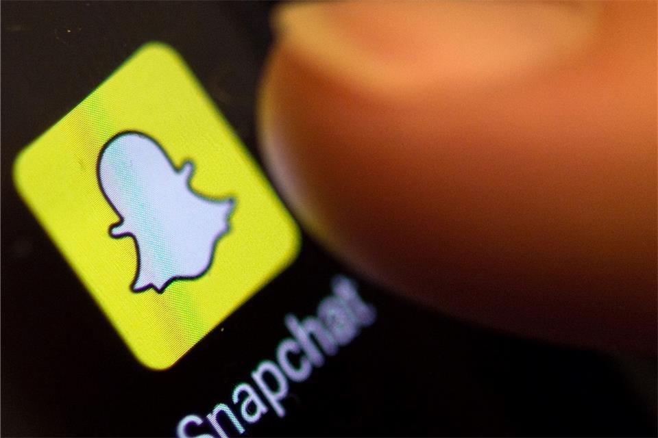 Die Foto-App Snapchat bietet eine virtuelle Anprobe an. So können Nutzer etwa Sonnenbrillen oder Schuhe im Display an ihrem Körper sehen.