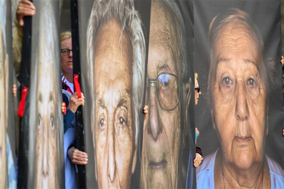 Die Fotografien zeigen Porträts von Holocaust-Überlebenden. Klaus-Dietmar Gabbert/dpa