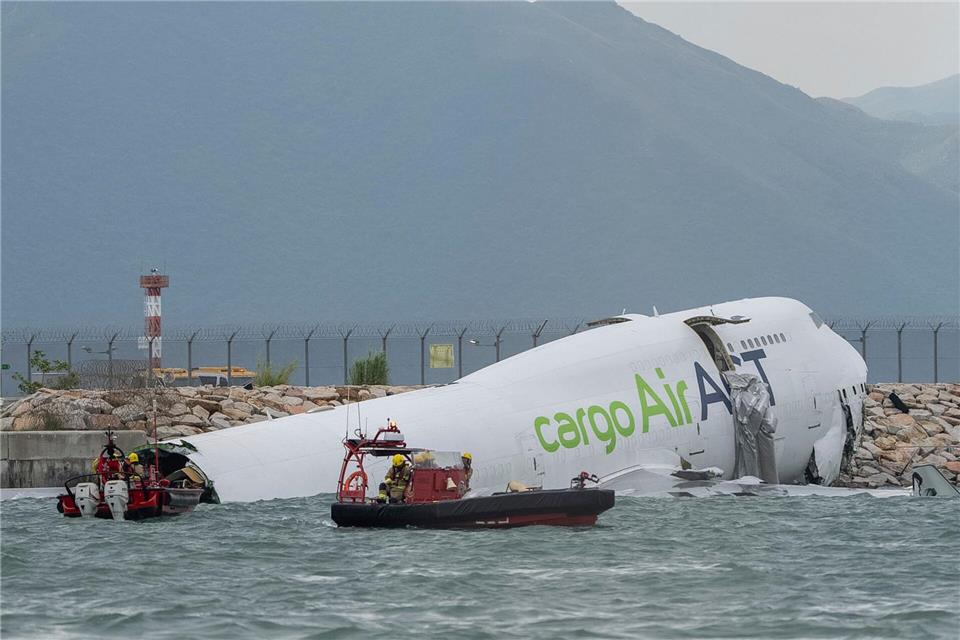 Die Frachtmaschine rutschte über die Landebahn hinaus ins Wasser.Chan Long Hei/AP/dpa