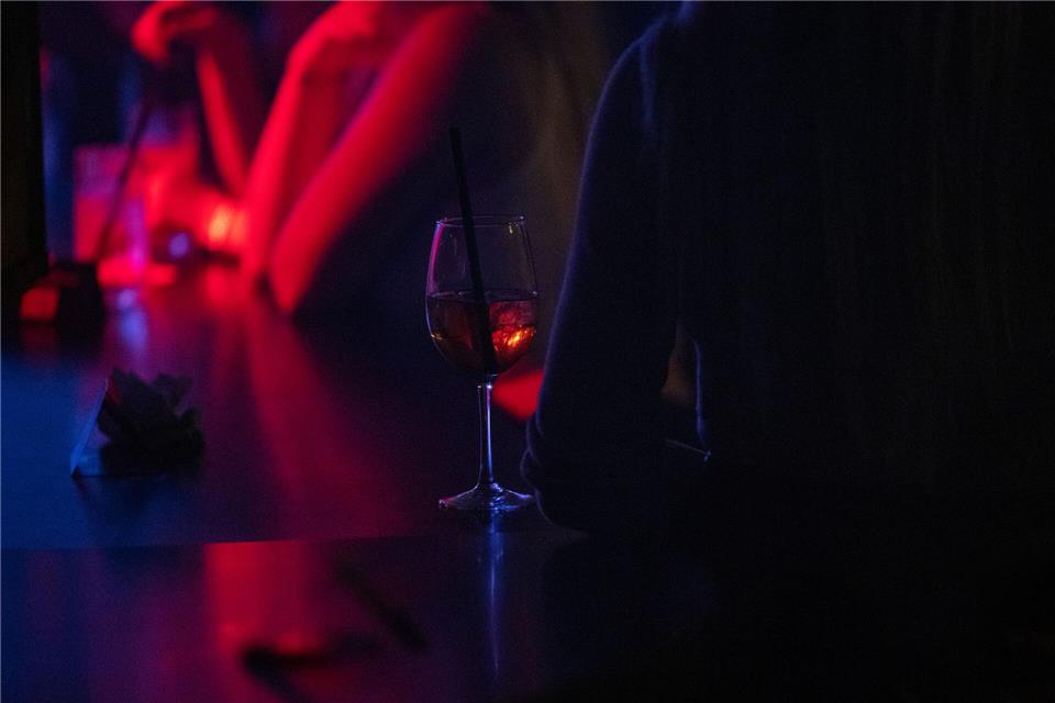 Die Frage „Ist Luisa hier?“ gilt als Code, mit dem Frauen in Bars und Clubs sofortige und diskrete Hilfe vom Personal erhalten.picture alliance/dpa