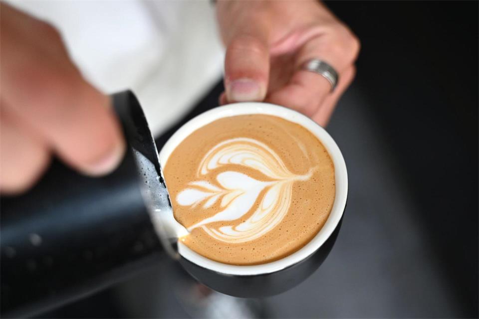 Die Frage ist: Ist ab und an Kaffee trinken und das Neueste hören genug für eine Freun­dschaft? (Illustration)Elisa Schu/dpa
