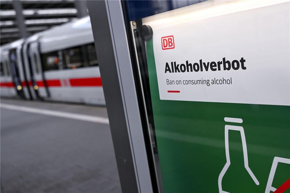 Die Frage ist nun, wie ein mögliches Alkoholverbot an Bahnhöfen durchgesetzt werden kann. (Symbolbild)Sven Hoppe/dpa