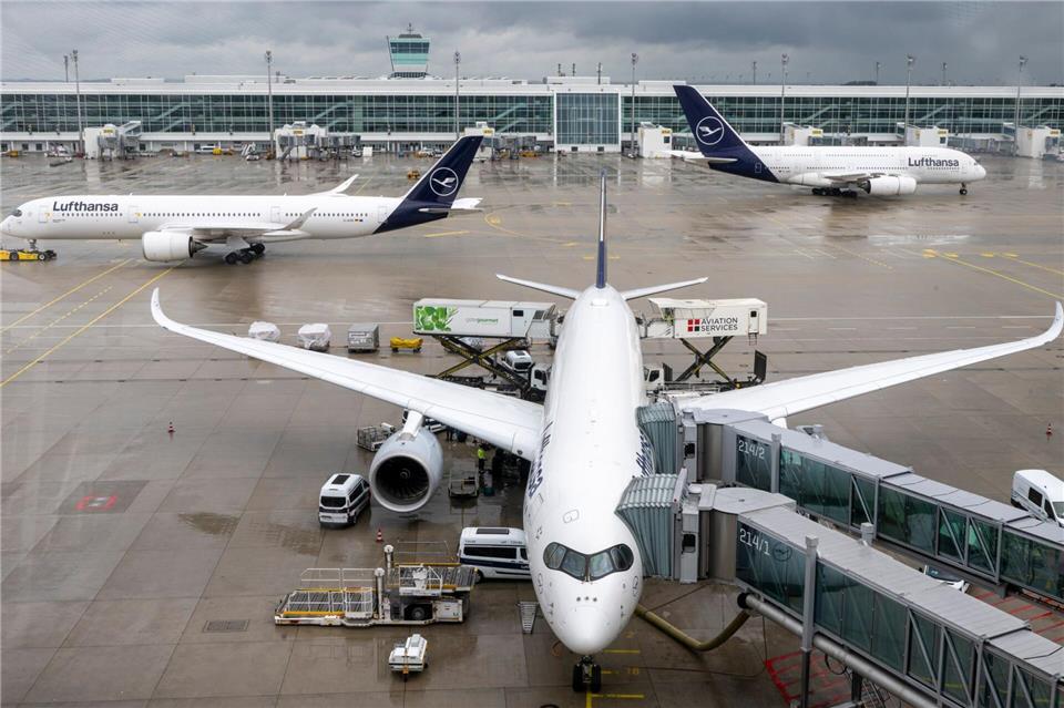 Die Frage nach der dritten Startbahn am Flughafen München sorgt seit Jahren für Streit. (Symbolbild)Peter Kneffel/dpa