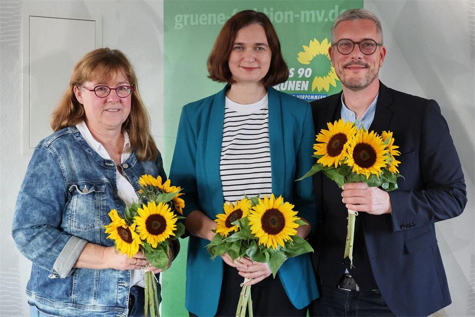 Die Fraktion wird von Claudia Müller geführt. Ihr Stellvertreter ist Ole Krüger (r), Parlamentarische Geschäftsführerin ist Jutta Wegner (l).Bernd Wüstneck/dpa