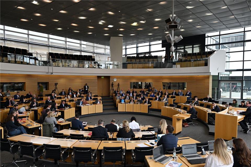Die Fraktionen im Thüringer Landtag diskutierten kontrovers über die Schulpflicht. Die AfD-Fraktion steht mit ihrer Position isoliert da. (Archivbild)Martin Schutt/dpa