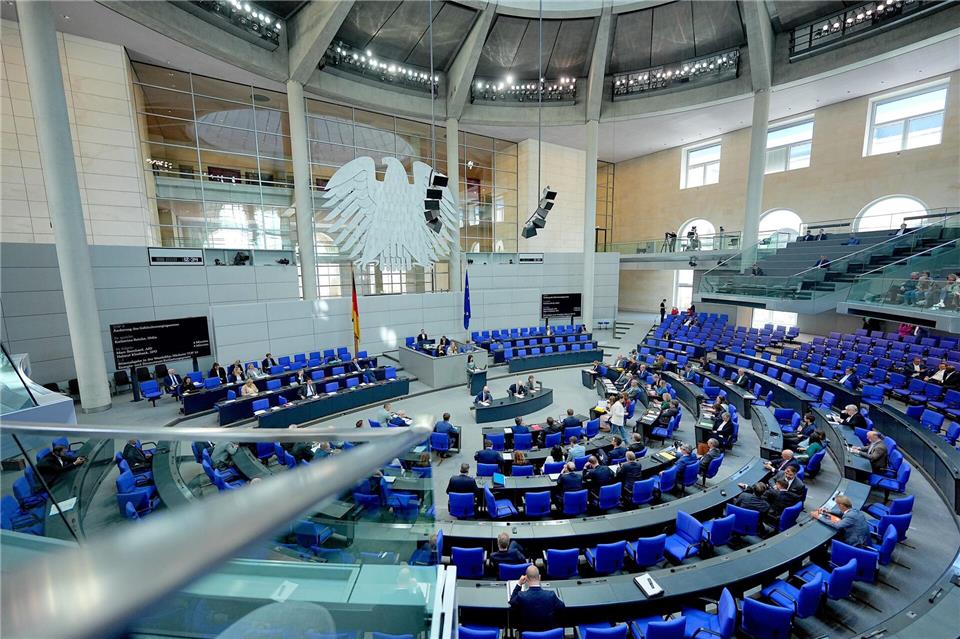 Die Fraktionen von Union und SPD wollen im Bundestag mit einer einmaligen Nullrunde bei den Bezügen der Abgeordneten ein Sparsignal in finanziell schwierigen Zeiten senden. (Archivbild)Michael Kappeler/dpa