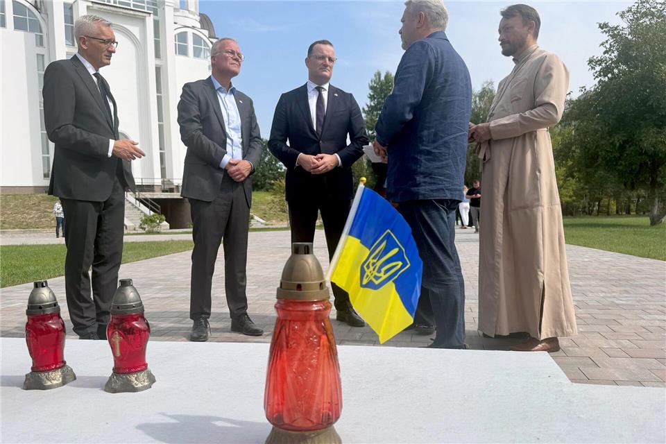 Die Fraktionschefs Spahn und Miersch in der Gedenkstätte für die Opfer der russischen Besatzung in Butscha. Michael Fischer/dpa