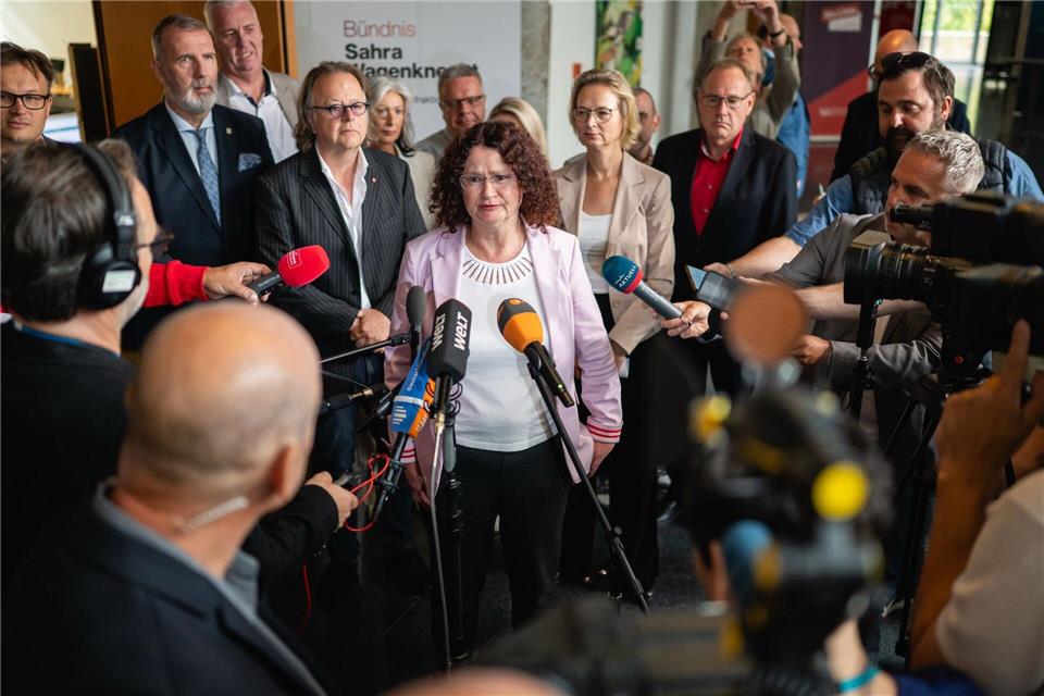 Die Fraktionsvorsitzende des BSW im Thüringer Landtag, Sigrid Hupach (M), erklärt das Votum der Landtagsfraktion. Jacob Schröter/dpa