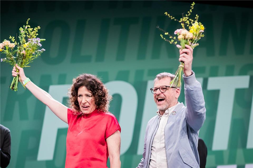 Die Fraktionsvorsitzenden Werner Graf und Bettina Jarasch sollen die Berliner Grünen zum Wahlsieg am 20. September führen. Christoph Soeder/dpa
