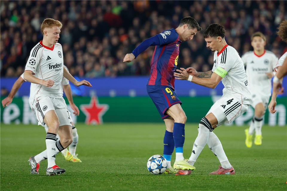 Die Frankfurter Defensive stand in Barcelona über weite Strecken sicher.Joan Monfort/AP/dpa