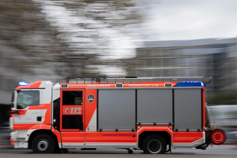 Die Frankfurter Feuerwehr musste zu einem Einsatz nach Dornbusch ausrücken. (Symbolbild)Boris Roessler/dpa