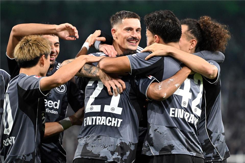 Die Frankfurter Spieler feiern den Sieg in Mönchengladbach.Federico Gambarini/dpa