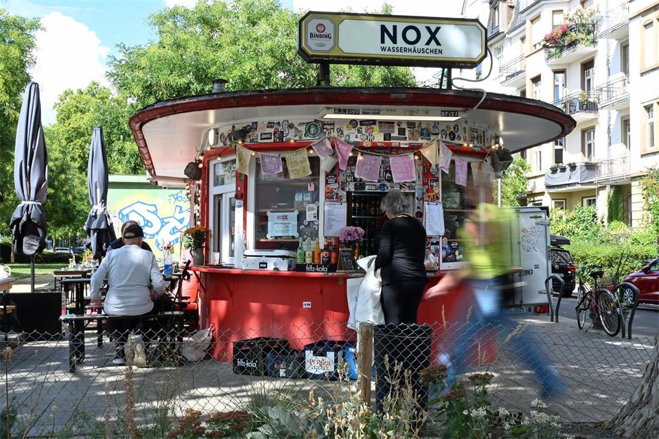 Die Frankfurter Wasserhäuschen, wie das Nox Wasserhäuschen in Frankfurt-Sachsenhausen, sind Treffpunkte für Jung und Alt. Die Stadt Frankfurt würdigt die Bedeutung der Büdchen nun mit einem Aktionstag.Jennifer Brückner/dpa