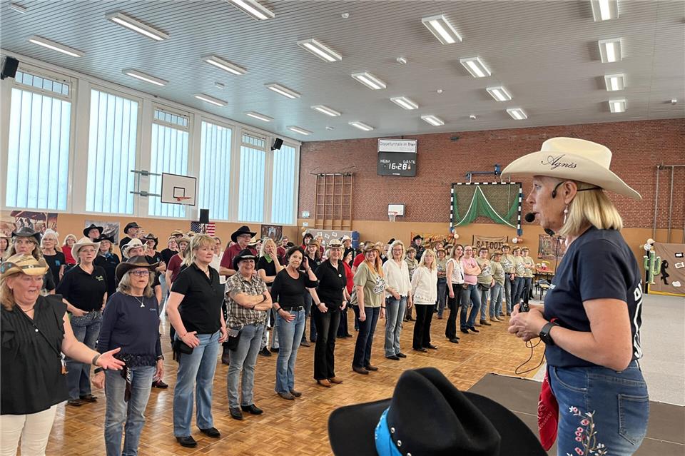 Die Französin Agnes Gauthier leitete den Linedance-Workshop in der Doppelturnhalle „Im Trier“.