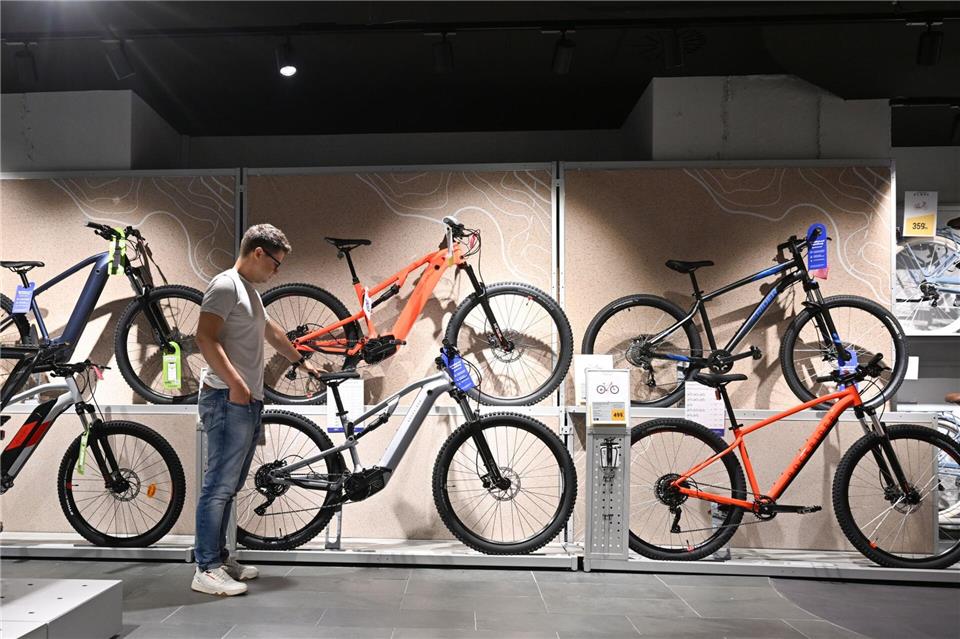 Die Franzosen setzten nun auch auf kleinere Läden in Innenstädte. (Archivbild)Bernd Weißbrod/dpa