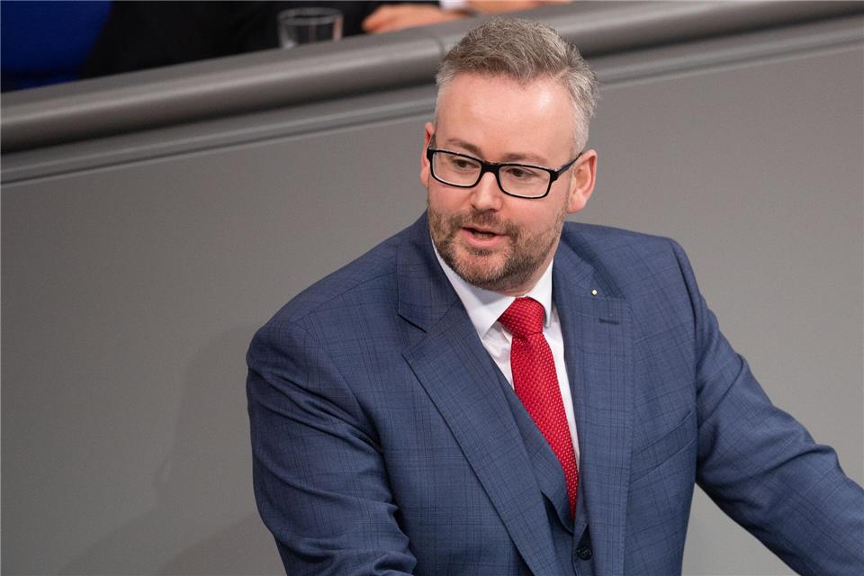 Die Frau des stellvertretenden AfD-Fraktionschef und rheinland-pfälzischen Landeschefs Sebastian Münzenmaier arbeitet bei einem AfD-Abgeordneten im EU-Parlament. (Archivibild)Markus Lenhardt/dpa