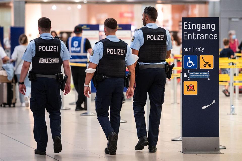 Mutmaßliche Kindergeld-Betrügerin am Flughafen festgenommen Die Frau fiel Beamten der Bundespolizei bei der Kontrolle am Flughafen auf. (Archivbild)Marius Becker/dpa
