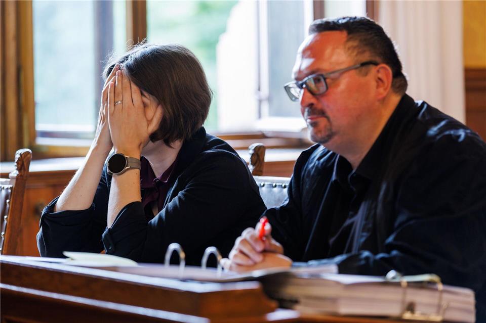 Die Frau fordert vom Impfstoff-Hersteller Astrazeneca in dem Verfahren mindestens 250 000 Euro Schmerzensgeld sowie 17 200 Euro für einen Verdienstausfall und bis zu 600 000 Euro für künftige Beeinträchtigungen. (Archivbild)Daniel Karmann/dpa