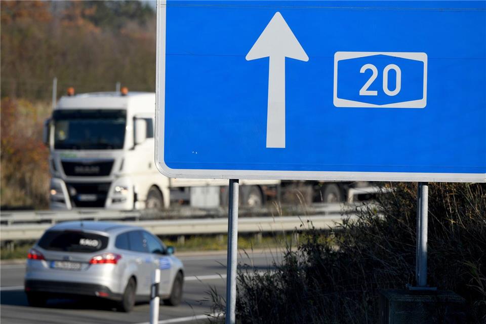 Die Frau kam aus noch ungeklärter Ursache von der Fahrbahn ab. (Archivbild)Carsten Rehder/dpa