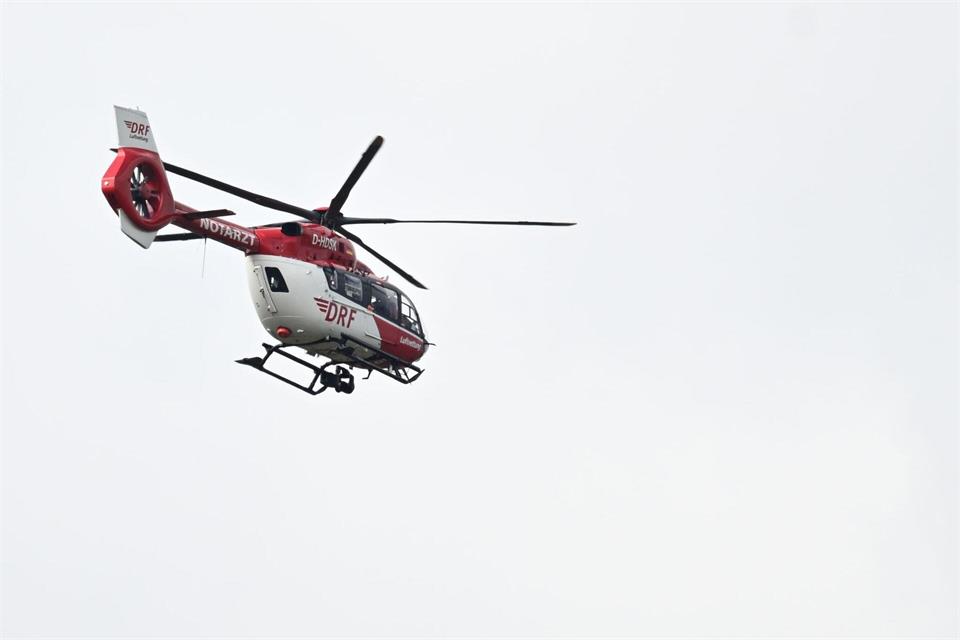 Die Frau kam nach dem Zusammenprall per Rettungshubschrauber in eine Klinik. (Symbolbild)Bernd Weißbrod/dpa