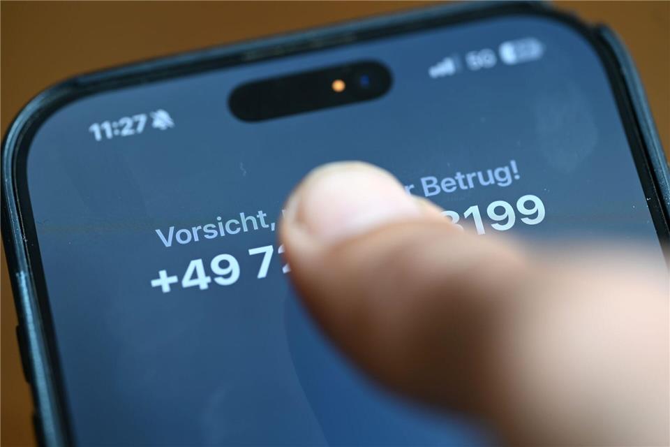 Die Frau lief zur Bank und überwies 15.000 Euro. (Symbolbild) Wolf von Dewitz/dpa