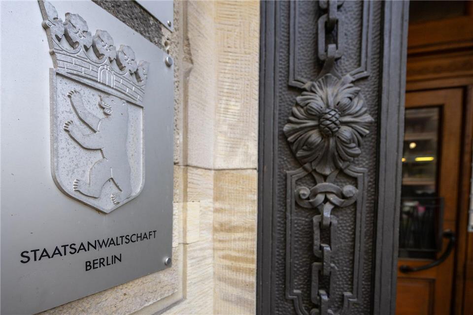 Die Frau soll ihren Ex-Partner im Juni in dessen Wohnung attackiert haben. (Archivbild)Monika Skolimowska/dpa
