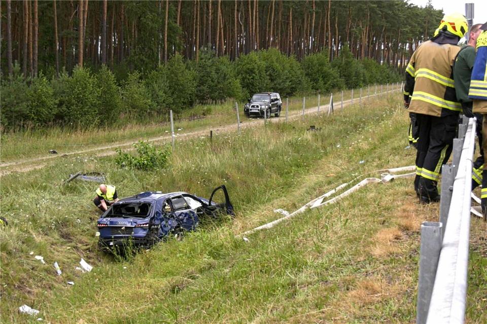 Die Frau starb noch an der Unfallstelle, der Fahrer später im Krankenhaus.Ralf Drefin/SWM DV Studio / Pension/dpa