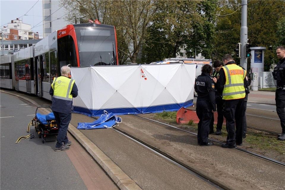Die Frau starb noch an der Unfallstelle.Jörn Hüneke/dpa