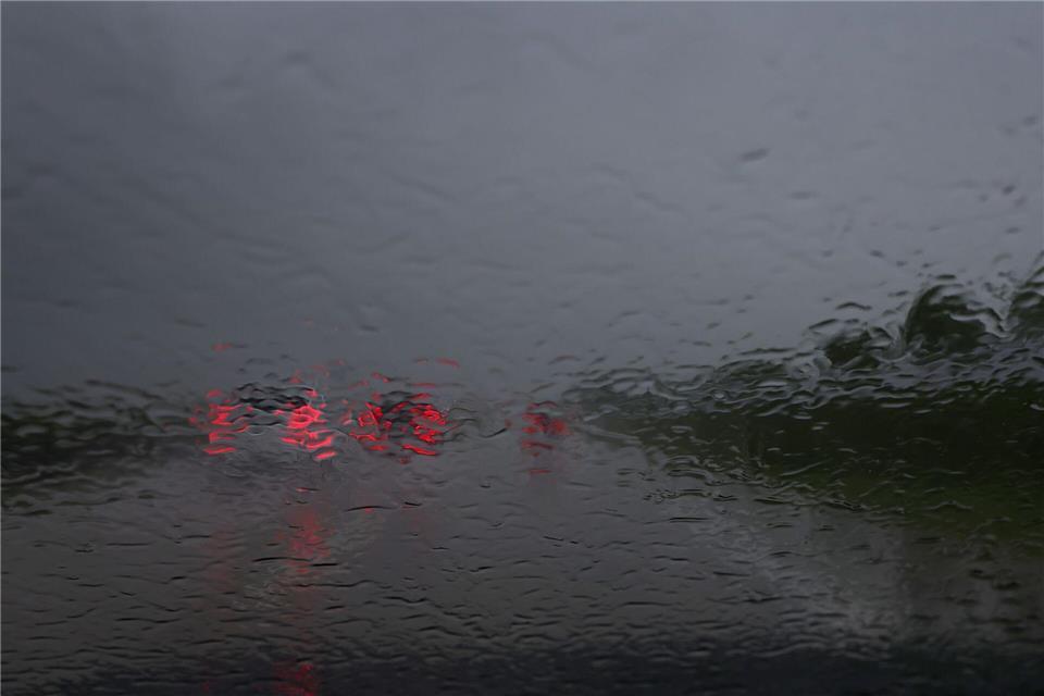Die Frau verlor bei starkem Regen auf der Autobahn die Kontrolle über ihren Wagen. (Symbolbild)Karl-Josef Hildenbrand/dpa