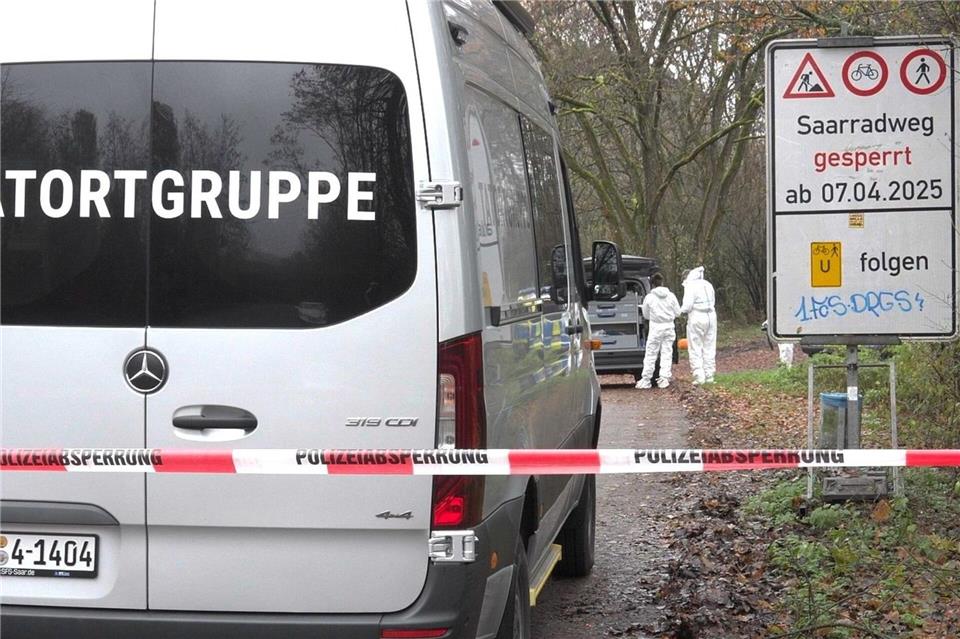 Die Frau war auf einem Feldweg gefunden worden. (Archivbild)Thorsten Kremers/dpa