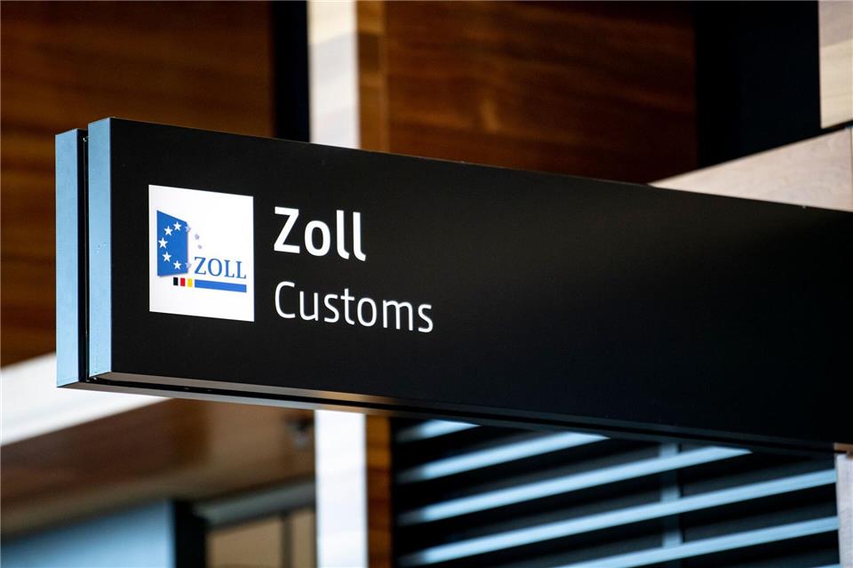 Die Frau wurde am BER vom Zoll erwischt. (Symbolbild)Fabian Sommer/dpa