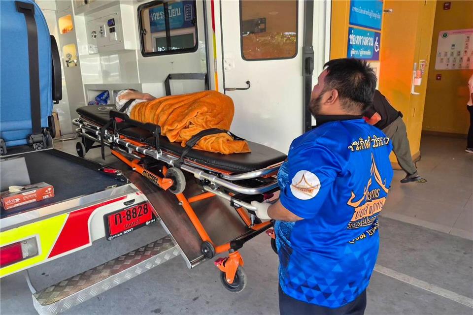 Die Frau wurde ins Krankenhaus gebracht - offenbar litt sie unter einem niedrigen Blutzuckerspiegel.Uncredited/Wat Rat Prakhong Tham/AP/dpa