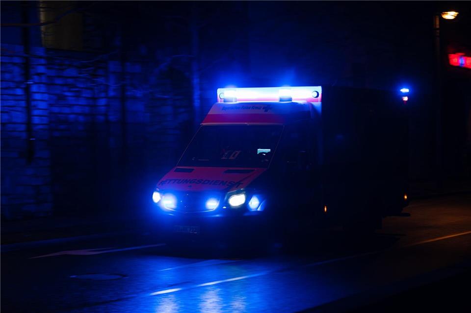 Auto prallt gegen Baum - Frau in Lebensgefahr Die Frau wurde mit einem Rettungshubschrauber ins Krankenhaus gebracht. (Archivbild)Nicolas Armer/dpa